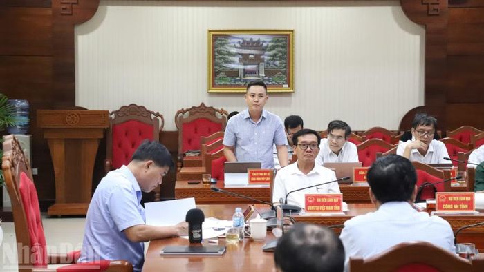 Phó Giám đốc Công ty Trách nhiệm hữu hạn Một thành viên quản lý công trình thủy lợi Đắk Lắk Trịnh Quốc Bảo thông tin về các giải pháp phòng, chống hạn của công ty tại hội nghị. (Ảnh: CÔNG LÝ)