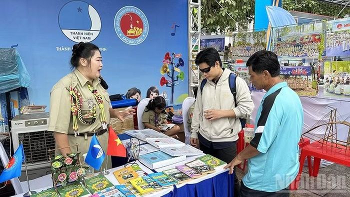 Tìm hiểu những tài liệu về truyền thống Hội Liên hiệp Thanh niên Việt Nam tại một gian hàng (Ảnh: HOÀNG LIÊM)