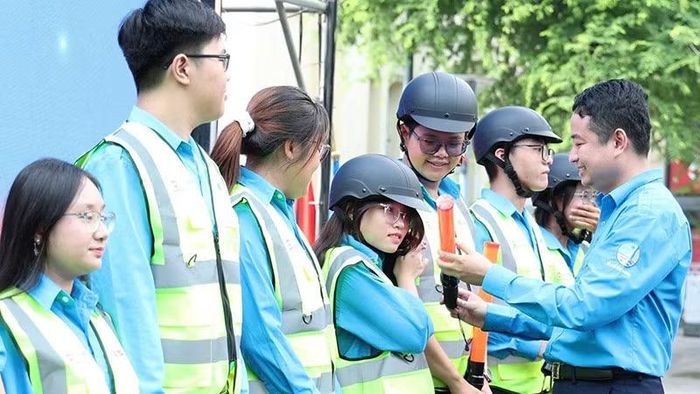 Đại diện Ban tổ chức trao tặng các bộ dụng cụ hỗ trợ điều phối an toàn giao thông cho các đội hình thanh niên phản ứng nhanh (Ảnh: CTV)