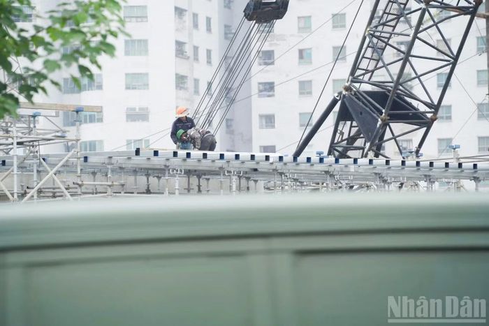 Các mũi thi công đang tập trung đan cốt thép nhịp T4-T5 và lắp dựng hệ giàn giáo cho các nhịp tiếp theo, phấn đấu hoàn thiện toàn bộ đoạn từ mố M0 đến trụ T6 trước ngày 31/12 năm nay.