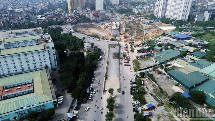 Công trình nút giao Phạm Tu-đường 70 là hạng mục quan trọng thuộc dự án đường giao thông bao quanh Khu tưởng niệm Chu Văn An, được xác định có vai trò kết nối giao thông tại cửa ngõ phía nam Hà Nội. (Ảnh chụp ngày 18/10)