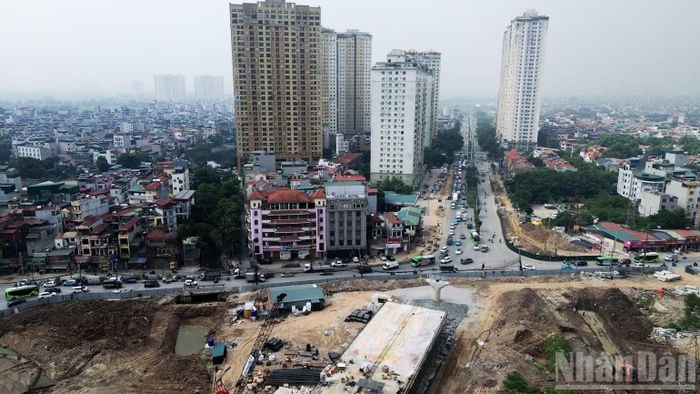Tuy mặt bằng cơ bản đã được bàn giao, nhưng việc nối thông cây cầu hướng về đường Phúc La vẫn đang chờ di dời đường ống nước sạch D800 án ngữ ngay vị trí trụ T7, mố M8 cùng bãi phế thải tồn đọng từ các năm trước.