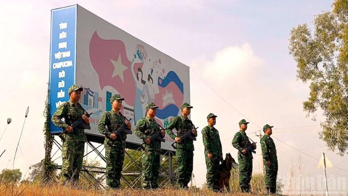 Lực lượng Biên phòng đứng chân khu vực biên giới luôn xây dựng thế trận lòng dân, bảo vệ bình yên vùng biên ải. (Ảnh: THANH PHONG)