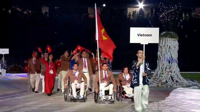 Vận động viên Võ Thanh Tùng, chủ nhân của tấm Huy chương Bạc Paralympic Rio 2016, được lựa chọn cầm cờ dẫn đầu đoàn Việt Nam trong lễ diễu hành. (Ảnh: Ban tổ chức)