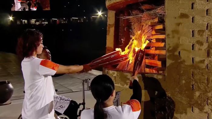Một trong những điểm nhấn của lễ khai mạc là nghi thức thắp đài lửa Đại hội. (Ảnh: Ban tổ chức)