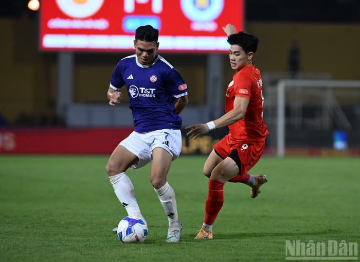 Xuân Mạnh ghi bàn mở tỷ số cho Hà Nội.