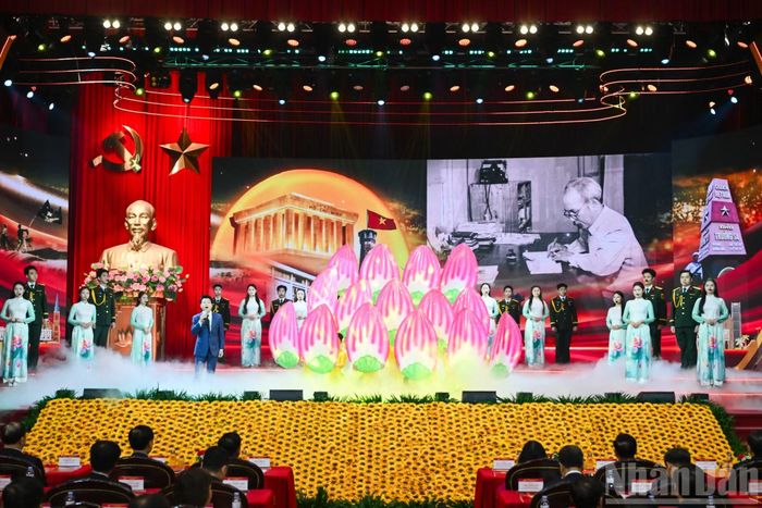 Tiết mục nghệ thuật mở màn Lễ trao giải Cuộc thi chính luận về bảo vệ nền tảng tư tưởng của Đảng lần thứ sáu, năm 2026. (Ảnh: DUY LINH)