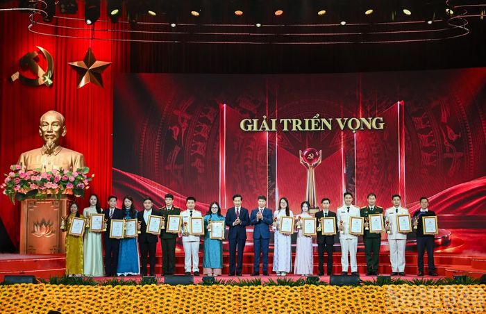 Phó Trưởng Ban Tổ chức Trung ương Nguyễn Thành Tâm và Phó Giám đốc Học viện Chính trị Quốc gia Hồ Chí Minh Hoàng Phúc Lâm trao giải Triển vọng cho các tác giả. (Ảnh: DUY LINH)