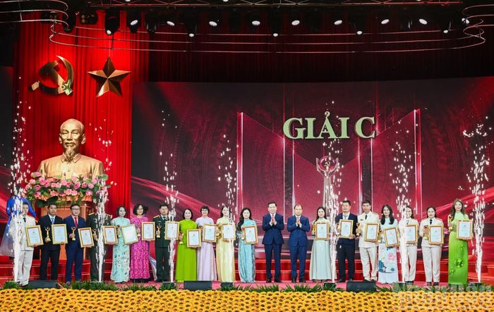 Phó Bí thư Thường trực Đảng ủy các cơ quan Đảng Trung ương Nguyễn Long Hải và Phó Giám đốc Thường trực Học viện Chính trị Quốc gia Hồ Chí Minh Lê Hải Bình trao giải C cho các tác giả, nhóm tác giả. (Ảnh: DUY LINH)