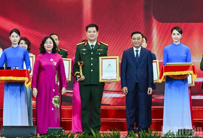 Thường trực Ban Bí thư Trần Cẩm Tú và Chủ tịch Ủy ban Trung ương Mặt trận Tổ quốc Việt Nam Bùi Thị Minh Hoài trao giải A cho các tác giả, nhóm tác giả. (Ảnh: DUY LINH)