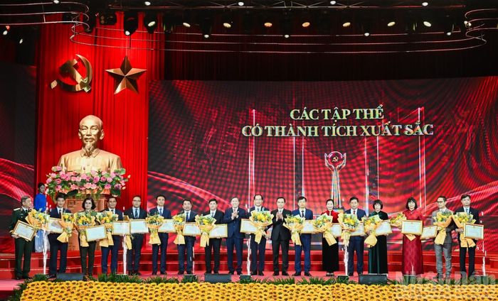 Chủ tịch Viện Hàn lâm Khoa học Xã hội Việt Nam Lê Văn Lợi và Tổng Biên tập Tạp chí Cộng sản Dương Trung Ý trao giải cho các tập thể có thành tích xuất sắc. (Ảnh: DUY LINH)