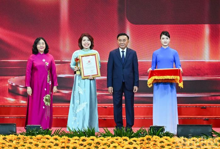 Thường trực Ban Bí thư Trần Cẩm Tú và Chủ tịch Ủy ban Trung ương Mặt trận Tổ quốc Việt Nam Bùi Thị Minh Hoài trao giải A cho các tác giả, nhóm tác giả. (Ảnh: DUY LINH)