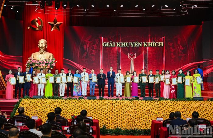 Ban Tổ chức Cuộc thi trao giải Khuyến khích cho các tác giả, nhóm tác giả. (Ảnh: DUY LINH)