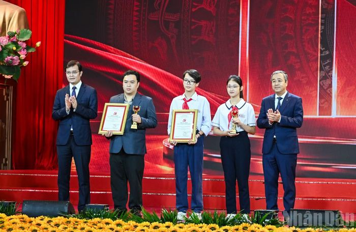 Phó Trưởng Ban Tuyên giáo Trung ương Ngô Đông Hải và Bí thư thứ nhất Trung ương Đoàn Bùi Quang Huy trao tặng phần thưởng cho tác giả lớn tuổi và nhỏ tuổi tiêu biểu tham gia dự thi. (Ảnh: DUY LINH)