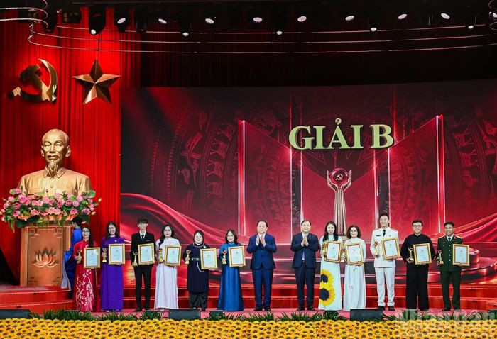 Phó Thủ tướng Thường trực Chính phủ Phạm Gia Túc và Chủ nhiệm Tổng cục Chính trị Quân đội nhân dân Việt Nam Nguyễn Trọng Nghĩa trao giải B cho các tác giả, nhóm tác giả. (Ảnh: DUY LINH)