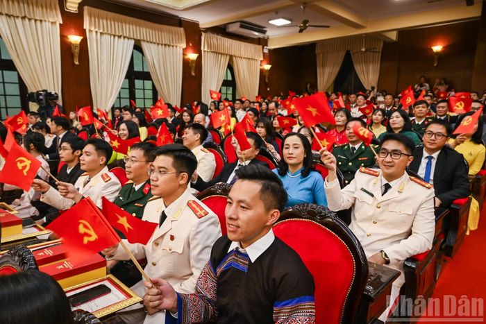 Các tác giả, nhóm tác giả đoạt giải và các đại biểu dự Lễ trao giải. (Ảnh: DUY LINH)