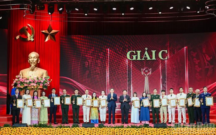 Giám đốc Học viện Chính trị Quốc gia Hồ Chí Minh Đoàn Minh Huấn và Chủ tịch Hội đồng Lý luận Trung ương Nguyễn Xuân Thắng trao giải C cho các tác giả, nhóm tác giả. (Ảnh: DUY LINH)