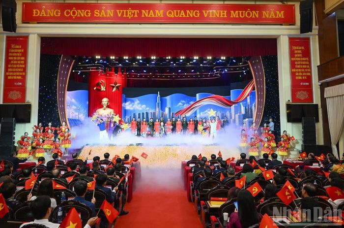 Tiết mục biểu diễn nghệ thuật tại Lễ trao giải. (Ảnh: DUY LINH)