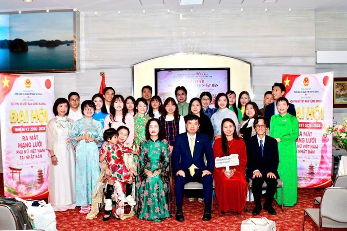 Các đại biểu chụp ảnh lưu niệm. (Ảnh: MY LÊ)