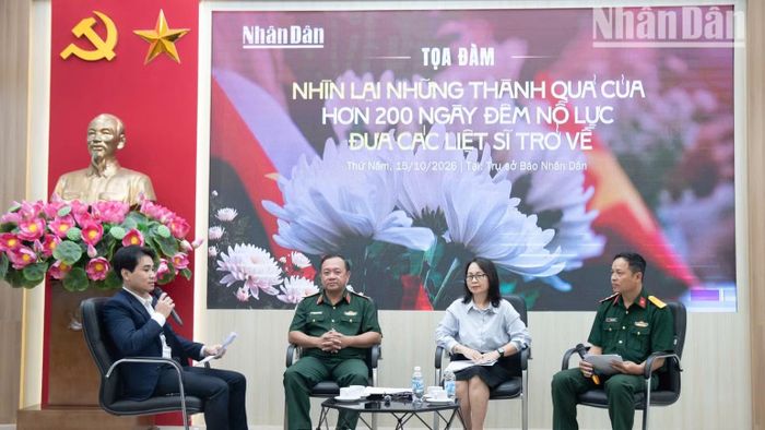 Bà Ngô Kiều Liên (thứ 2 từ phải sang) tại tọa đàm “Nhìn lại những thành quả của hơn 200 ngày đêm nỗ lực đưa các liệt sĩ trở về” do Báo Nhân Dân. (Ảnh: MINH DUY)