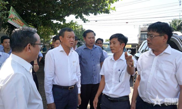 Phó chủ tịch UBND tỉnh Đắk Lắk Đào Mỹ (thứ hai, từ trái sang) kiểm tra các dự án tại Khu công nghiệp Hòa Phú. Ảnh: LÊ LAN 