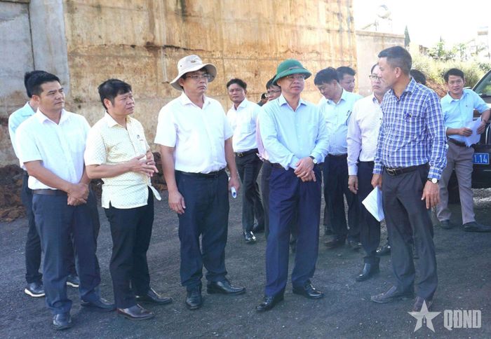 Phó chủ tịch UBND tỉnh Đắk Lắk Trương Công Thái (người đội mũ cối) kiểm tra thực tế tại Dự án thành phần 3 thuộc Dự án đường cao tốc Khánh Hòa-Buôn Ma Thuột giai đoạn 1. Ảnh: LÊ LAN 
