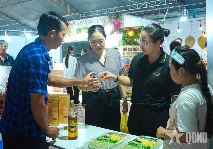 Khách tham quan tìm hiểu các sản phẩm tại hội chợ.  
