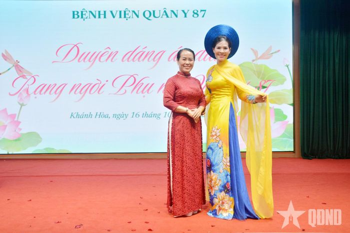  Trung tá QNCN Phan Thị Hải Lý cùng đồng nghiệp duyên dáng trong tà áo dài.