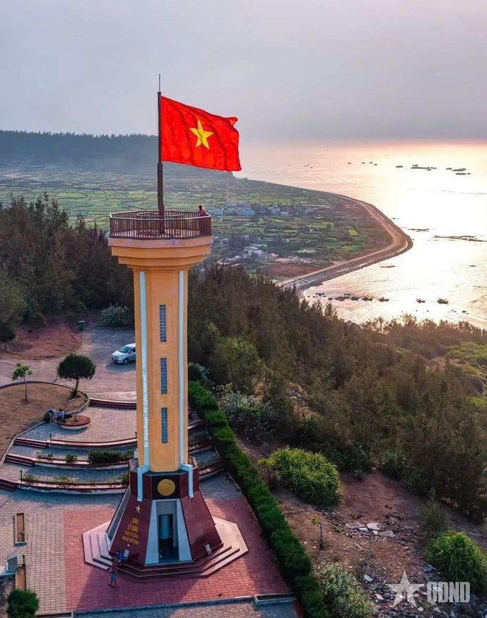 Cột cờ trên đỉnh ngọn núi Thới Lới ở đảo Lý Sơn. Ảnh: BÙI ĐẠT