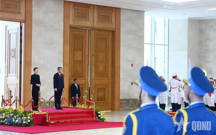 Thủ tướng Lê Minh Hưng và Thủ tướng Công quốc Liechtenstein Brigitte Haas đứng trên bục danh dự tại lễ đón. Ảnh: PHƯƠNG LINH