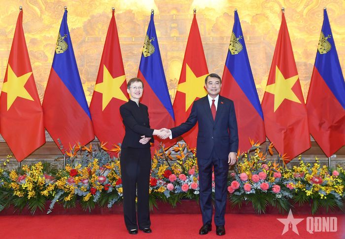   Thủ tướng Lê Minh Hưng và Thủ tướng Brigitte Haas tại lễ đón. Ảnh: PHƯƠNG LINH