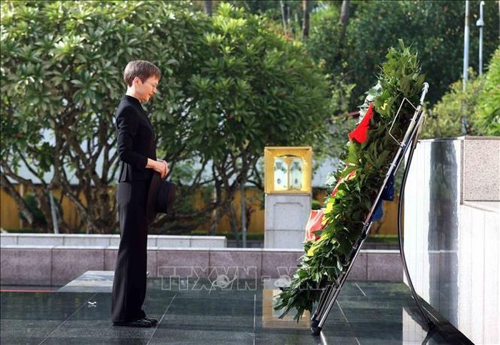 Trước đó, sáng cùng ngày, Thủ tướng Công quốc Liechtenstein Brigitte Haas đến đặt vòng hoa tại Đài tưởng niệm các anh hùng liệt sĩ. Ảnh: TTXVN