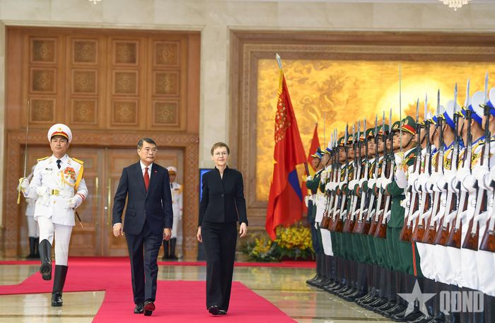 Thủ tướng Lê Minh Hưng và Thủ tướng Brigitte Haas duyệt Đội Danh dự Quân đội nhân dân Việt Nam. Ảnh: PHƯƠNG LINH 