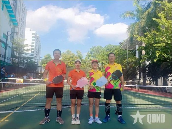  Nguyễn Thị Huệ (thứ hai, từ phải sang) giành vô địch đôi nam nữ giải Pickleball tại Hội thao thể dục thể thao cấp Học viện năm 2025. 