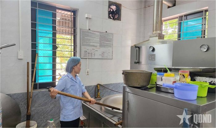  Chị Nguyễn Thị Huệ chế biến món ăn cho bộ đội.   
