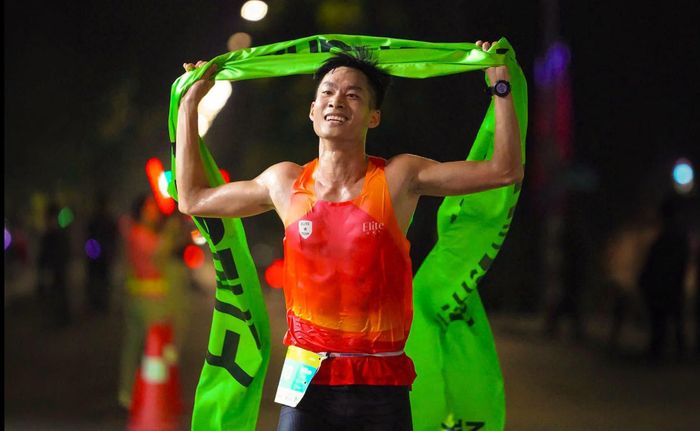 Trịnh Quốc Lượng về nhất cự ly 10km nam. Ảnh: Ban tổ chức 
