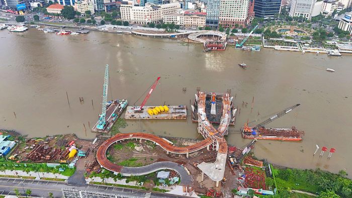  Toàn cảnh công trường thi công cầu đi bộ qua sông Sài Gòn. Ảnh: THANH THƯƠNG  