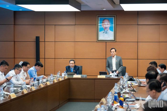  Quang cảnh phiên thảo luận tại tổ. Ảnh: TRỌNG HẢI