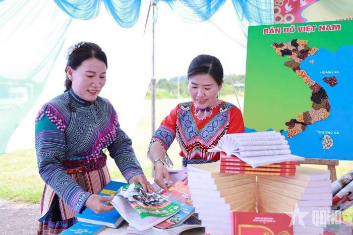 Người dân tham quan, học tập sách báo pháp luật do Công đoàn cơ sở Đoàn Kinh tế - Quốc phòng 720 trưng bày.
