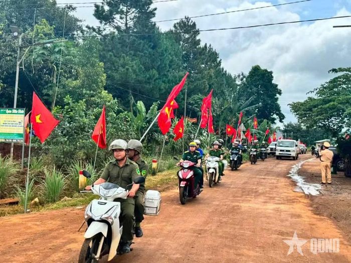 Đoàn viên Công đoàn cơ sở Đoàn Kinh tế - Quốc phòng 720 cùng với địa phương tham gia tuyên truyền pháp luật tại các khu dân cư.