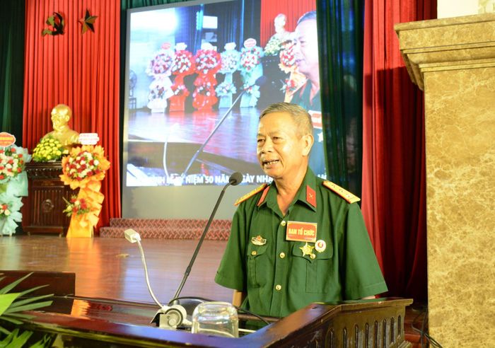   Cựu chiến binh Đặng Ngọc Sơn chia sẻ kỷ niệm tại chương trình gặp mặt. 
