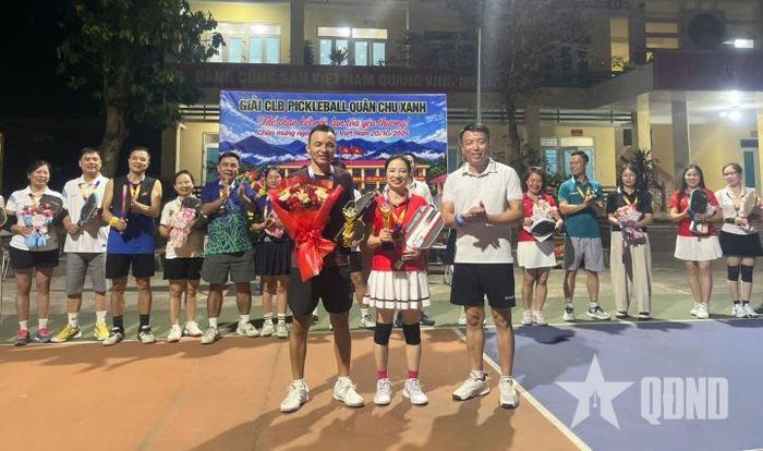  Đồng chí Trần Đăng Minh, Bí thư Đảng ủy, Chủ tịch HĐND xã Quân Chu trao hoa, cúp, quà tặng đôi nam - nữ vô địch Giải Pickleball Quân Chu Xanh. 