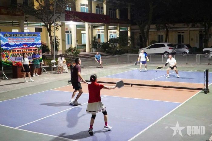 Một tình huống trong trận chung kết Giải Pickleball Quân Chu Xanh.