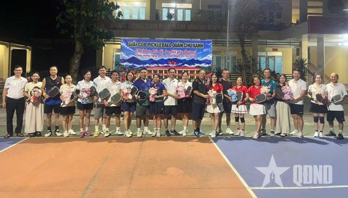 Ban tổ chức Giải Pickleball Quân Chu Xanh tặng hoa các tay vợt nữ nhân Ngày Phụ nữ Việt Nam.