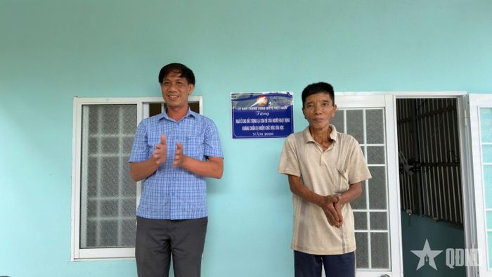Đại diện lãnh đạo xã Hưng Mỹ (Cà Mau) bàn giao nhà tặng hộ ông Trần Văn Có ở ấp Thị Tường.