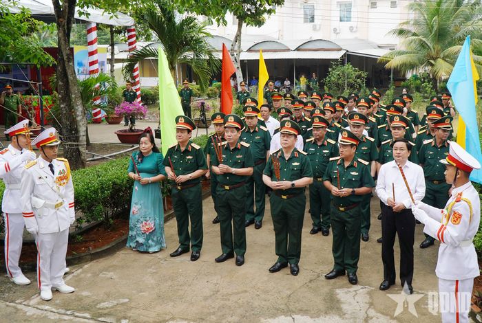 Đại tướng Nguyễn Trọng Nghĩa cùng các đại biểu dâng hương tưởng niệm các anh hùng liệt sĩ tại Bia truyền thống Cơ quan Chính trị Quân khu 8.