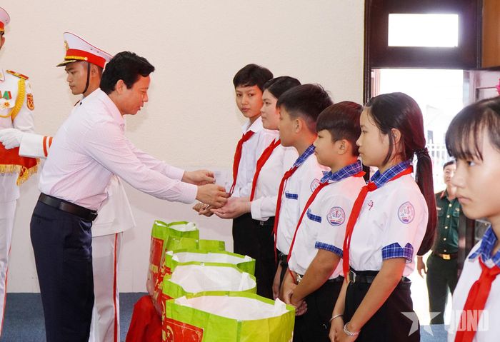 Lãnh đạo tỉnh Tây Ninh trao học bổng, quà tặng học sinh vượt khó học tốt.