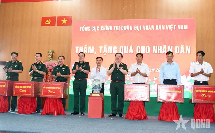Đại tướng Nguyễn Trọng Nghĩa và Thượng tướng Nguyễn Văn Gấu trao quà tặng các đơn vị, địa phương.
