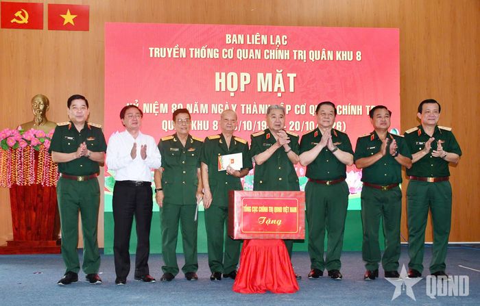 Đại tướng Nguyễn Trọng Nghĩa, Thượng tướng Nguyễn Văn Gấu cùng các đại biểu tại buổi họp mặt.