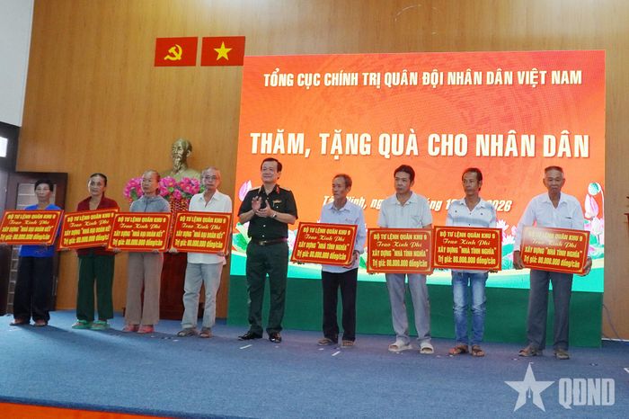 Trung tướng Hồ Văn Thái trao hỗ trợ kinh phí xây dựng nhà tình nghĩa, nhà Đại đoàn kết.